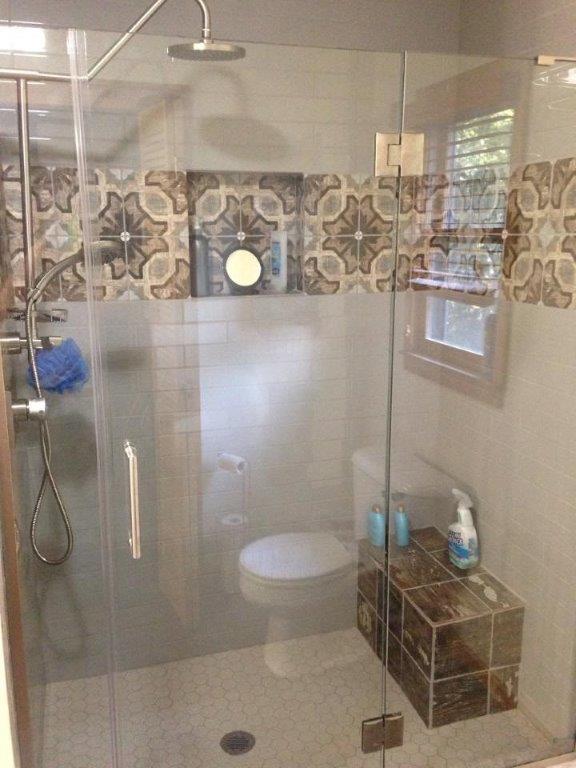 Tile shower with white and floral border tiles